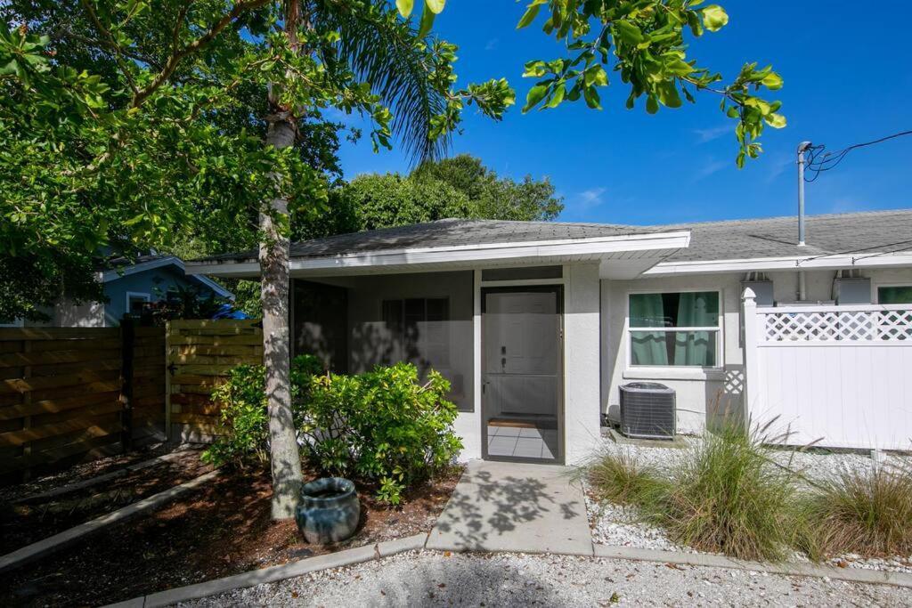 Charming Old Florida Home 15 Mins From Beaches サラソータ エクステリア 写真