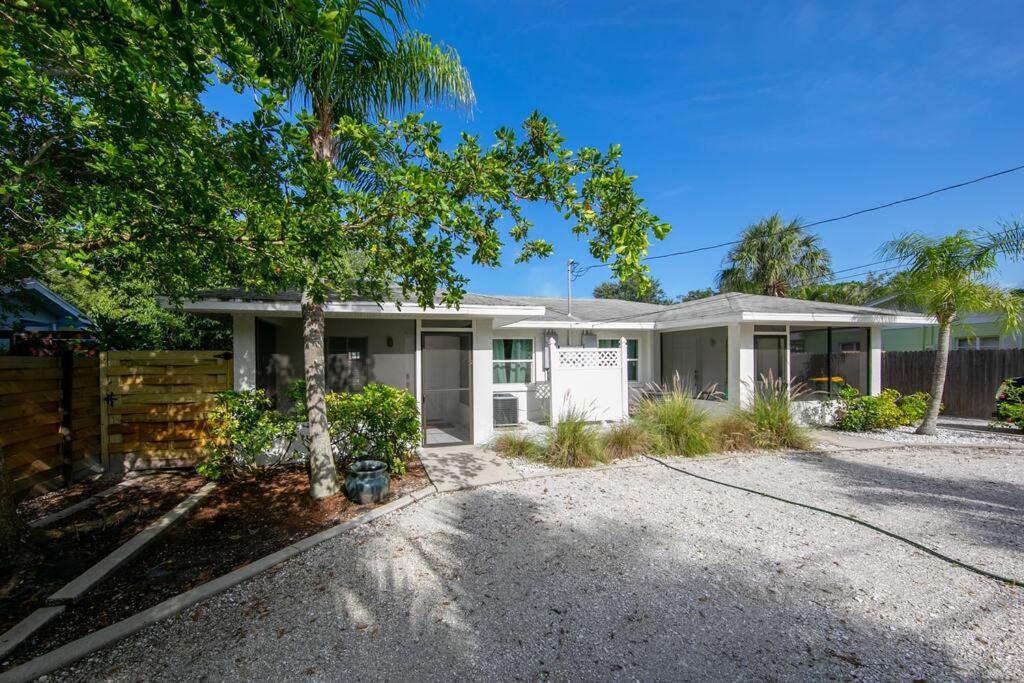 Charming Old Florida Home 15 Mins From Beaches サラソータ エクステリア 写真